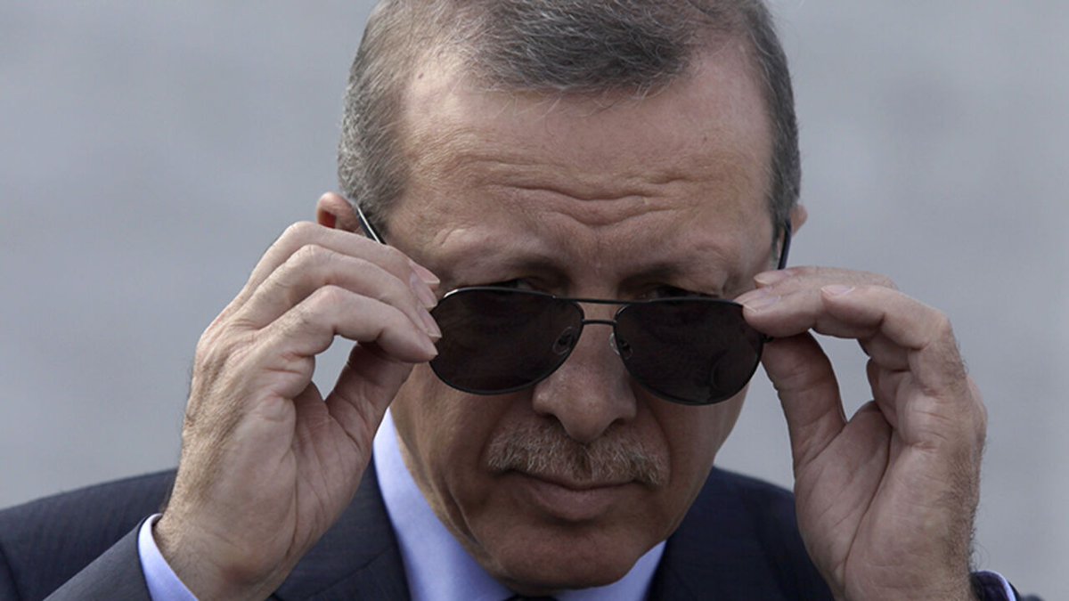 MarioNawfal's tweet photo. 🇹🇷🇬🇧 At the Ankara summit, Erdogan reportedly handed every NATO leader an engraved REVOLVER with their name on it, plus a box of live ammunition.

PM Starmer revealed the detail on the flight home, but his personalized weapon never made it back to Britain.

British law made importing it illegal, despite Erdogan personally adding a note waiving Türkiye’s export controls.

That note solved the export problem.

It did not solve the part where Starmer was trying to return from a NATO summit with a live-ammo handgun from Erdogan 🤣

Source: Turkiye Today / Writer: Sol