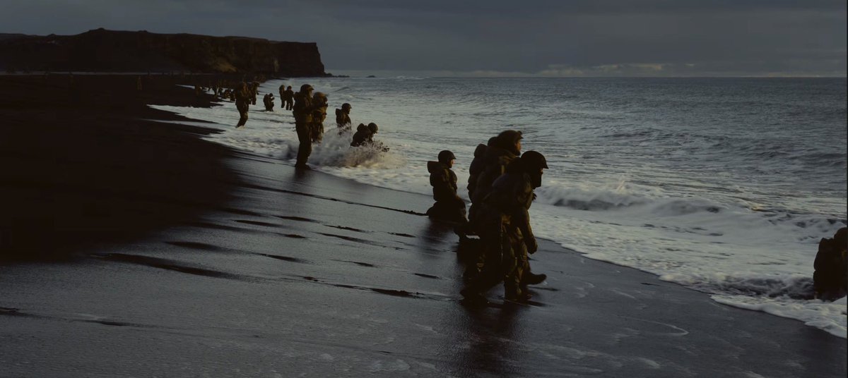 dianaIeja10's tweet photo. MI PARTE FAVORITA DEL NUEVO TRÁILER DE DUNE ES CUANDO LOS FREMEN VEN EL AGUA POR PRIMERA VEZ. ESA ESCENA RESUME A LA PERFECCIÓN LA IRONÍA QUE FRANK HERBERT CONSTRUYÓ EN ARRAKIS: EL AGUA ES SU SUEÑO, PERO TAMBIÉN SU MAYOR AMENAZA. https://t.co/8gCnES8xPk
