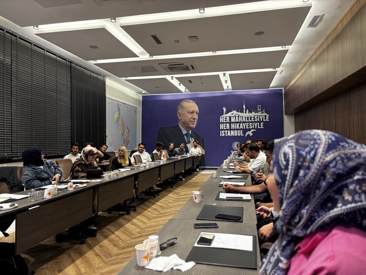 beyogluakgenc's tweet photo. Haftalık olağan yönetim kurulu toplantımızı ilçe gençlik kolları başkanımız başkanlığında il yönetim kurulu üyemizin ve teşkilatımızın kıymetli mensuplarıyla ilçe başkanlığımızda gerçekleştirdik. https://t.co/GkpimikXky