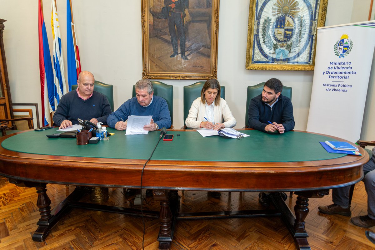 IdTacuarembo's tweet photo. La Intendencia de Tacuarembó y el MVOT firmaron un convenio para fortalecer la integración social y urbana, atender situaciones de vulnerabilidad habitacional y desarrollar proyectos en distintas localidades.
#IDT #Gestión https://t.co/ROk061C9aZ