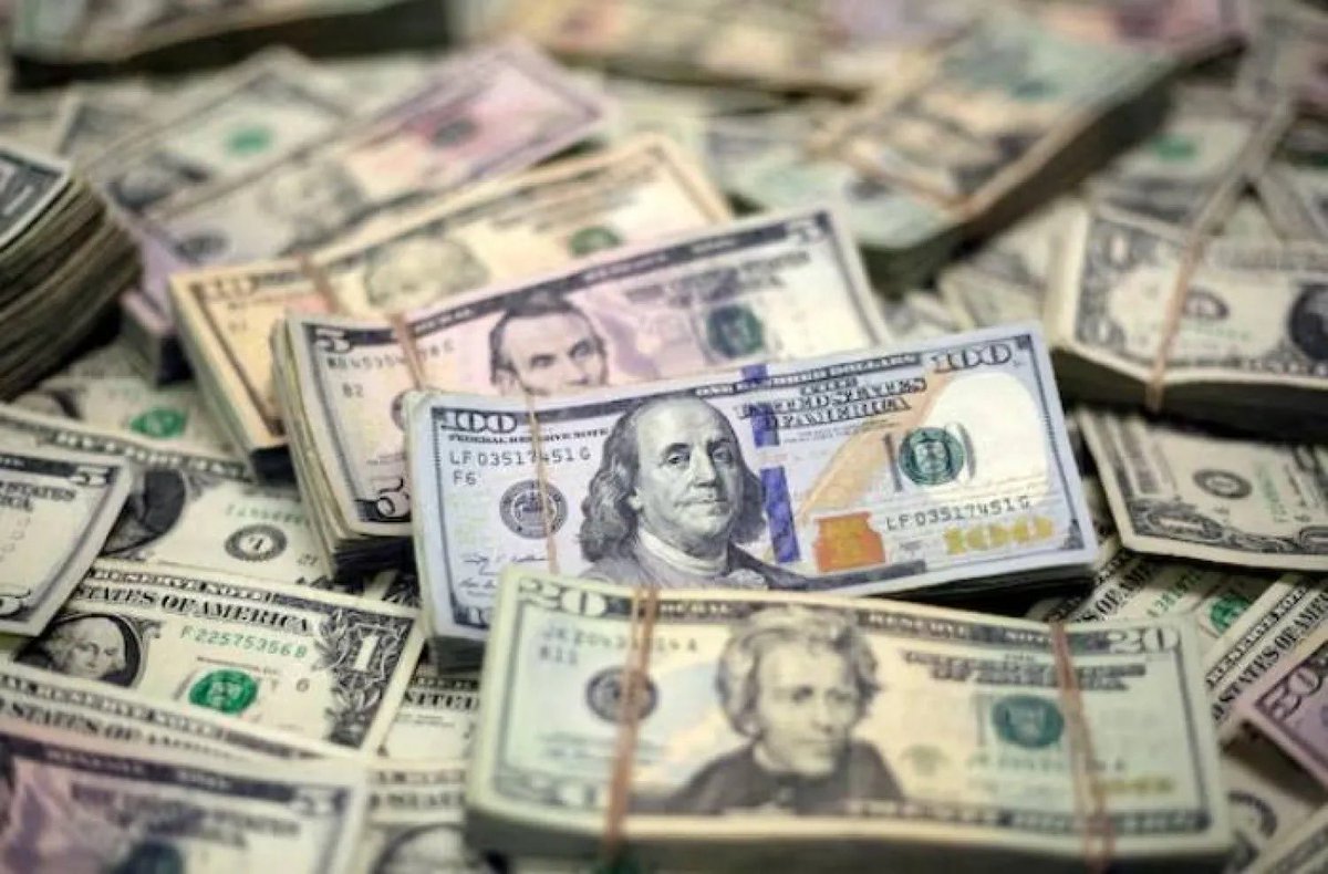 العراق يشدد الرقابة على الدولار وسط ترتيبات أميركية لنقل النقد