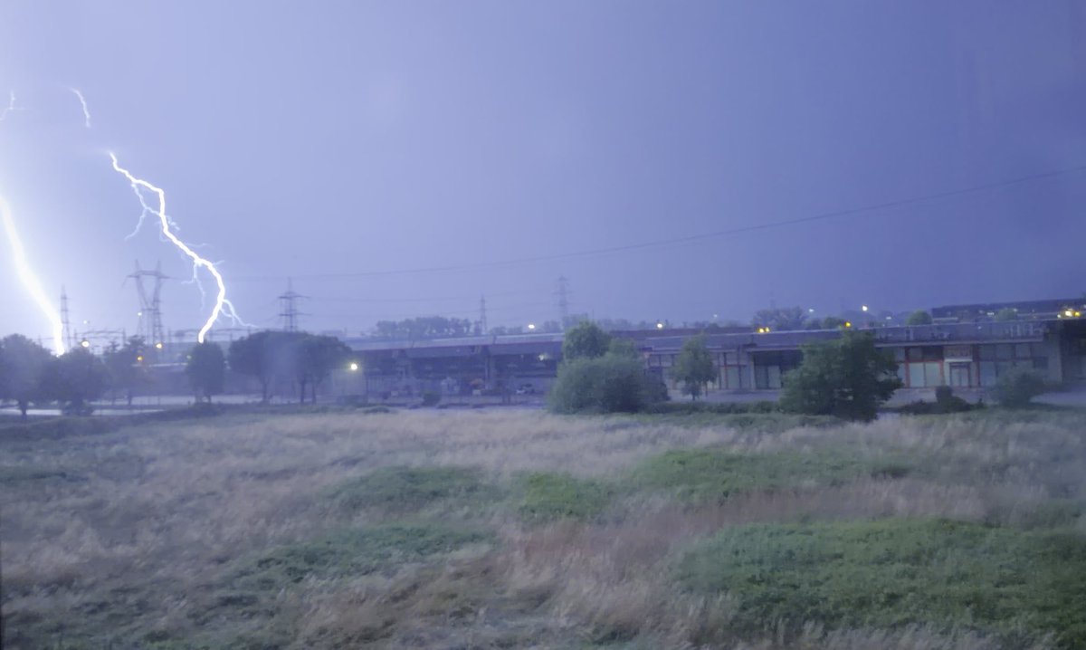 MelchiorBooks's tweet photo. Zeus ne sait pas sonner à la porte d’une chambre d’hôtel. Zeus s’annonce dans le ciel. ⚡️⚡️

Il n’est… pas doux.

Padoue, 02/06/26.
#orage #lightning #foudre #thunderstorm https://t.co/r3iDQPoOmI