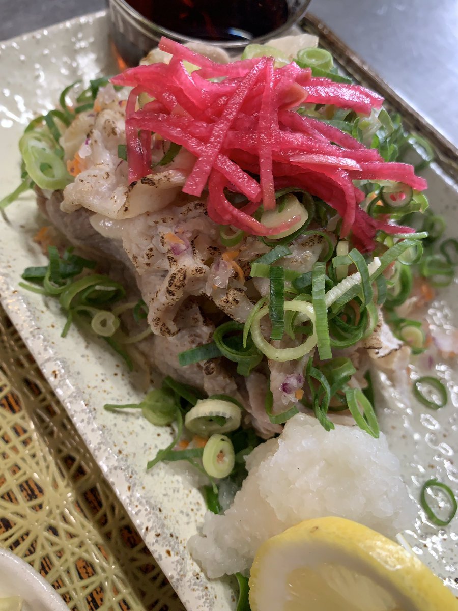 kochan_udon's tweet photo. 本日【こだ和り定食】🍚

☆豚しゃぶ・おろしネギ🐷

〜えっ⁉️肉の旨味が🤤
　下拵えが決め手👍
　そのままでも旨い！
※紅生姜ではなく、生姜酢を作り
　漬けた大根💕

　　　　タレ選択
⭐︎ポン酢レモン仕立て
⭐︎ピリ辛魚介だれ🆕

サイド品々
〜ワラビ食べ比べetc

★ゆうがお粕汁（カニ出汁） https://t.co/6KXd0rcP3E