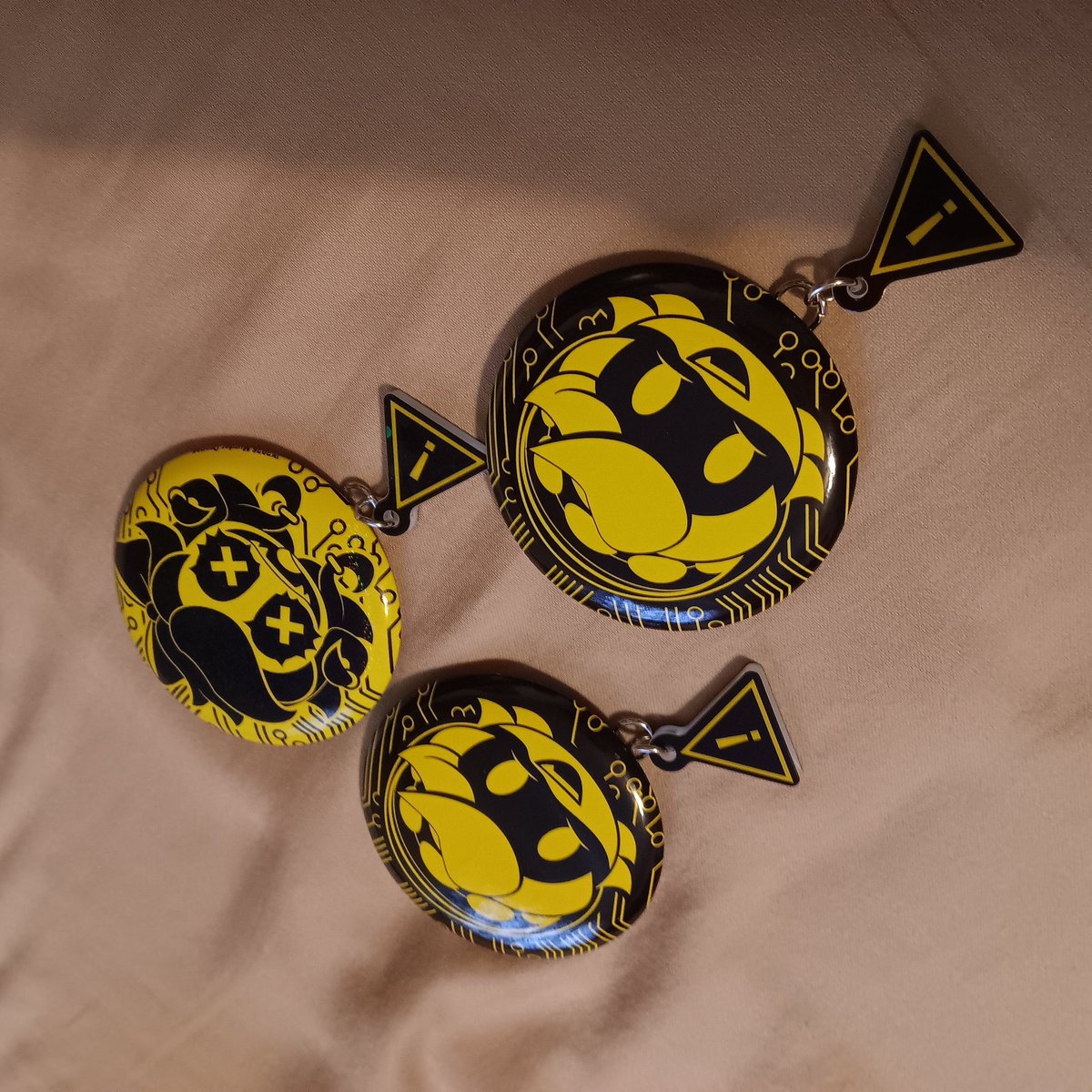 NyxieBytes's tweet photo. Ordered some MD mystery pin packs from a good awhile ago and  got them today. These were dupes 💀 3 N's and 2 Cyn's

I'd totally trade either for like....an Uzi or Doll one if anyone has it, otherwise I'm willing to resell/rehome these if any interest :0

#mdtwt #murderdrones https://t.co/GLV3M62r8F