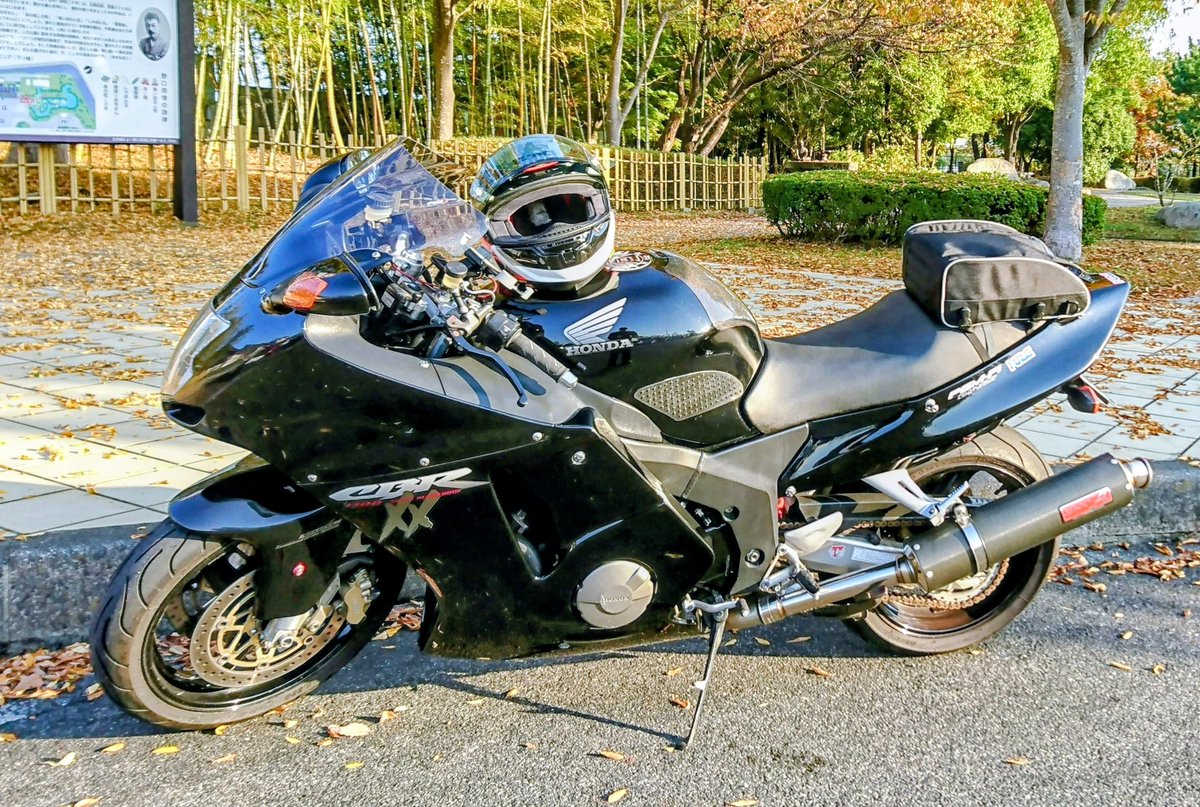 asallin's tweet photo. ここ10年くらいで乗ってたバイク達②

HD FLHRS RoadKing Custom
HONDA CBR1100XX SuperBlackbird
SUZUKI GS1200SS
HD FLSTN Softail Deluxe https://t.co/ZTgbtKWEFn