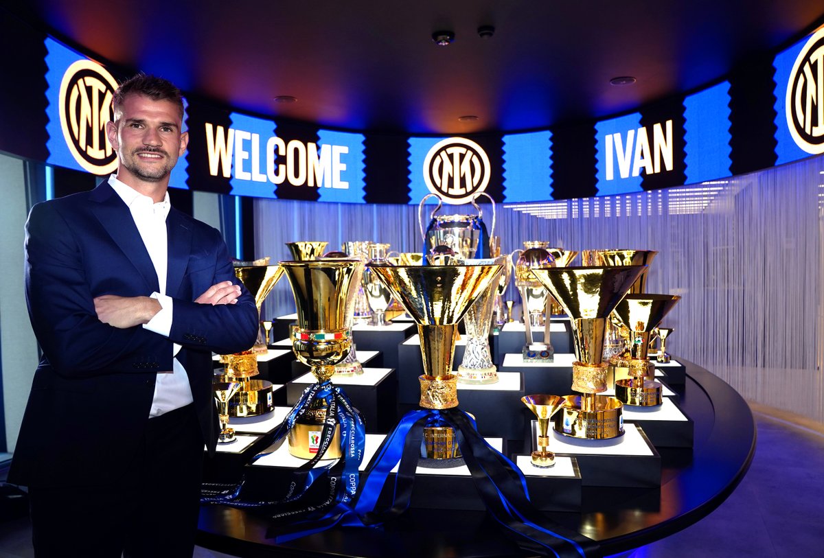 Inter's tweet photo. Sguardo fisso verso l'obiettivo 📸 https://t.co/X6r2Ak8sKx