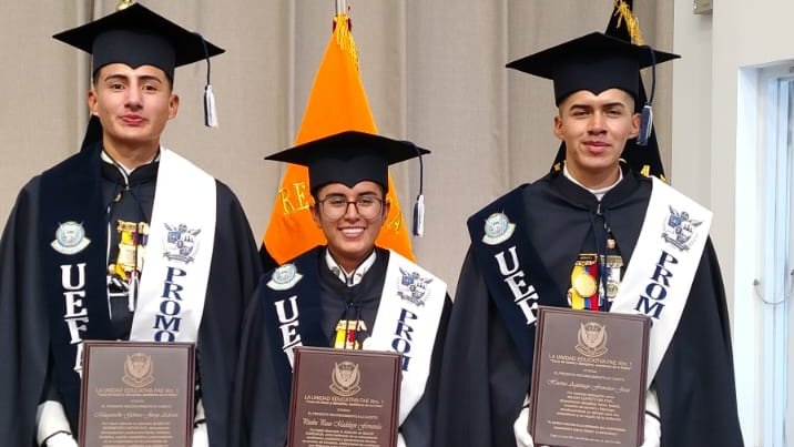 EducacionZ9_Ec's tweet photo. 🎓 Con orgullo celebramos a los 118 #Graduados2026 de la Unidad Educativa FAE N.° 1 de Quito. La subsecretaria Adriana Sánchez compartió junto a estudiantes y familias una emotiva ceremonia que marcó el cierre de una etapa y el inicio de nuevos sueños. 🌟📚 https://t.co/U8e4mpCT2b