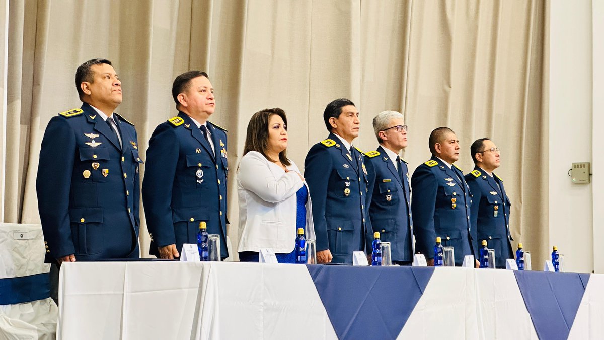 EducacionZ9_Ec's tweet photo. 🎓 Con orgullo celebramos a los 118 #Graduados2026 de la Unidad Educativa FAE N.° 1 de Quito. La subsecretaria Adriana Sánchez compartió junto a estudiantes y familias una emotiva ceremonia que marcó el cierre de una etapa y el inicio de nuevos sueños. 🌟📚 https://t.co/U8e4mpCT2b