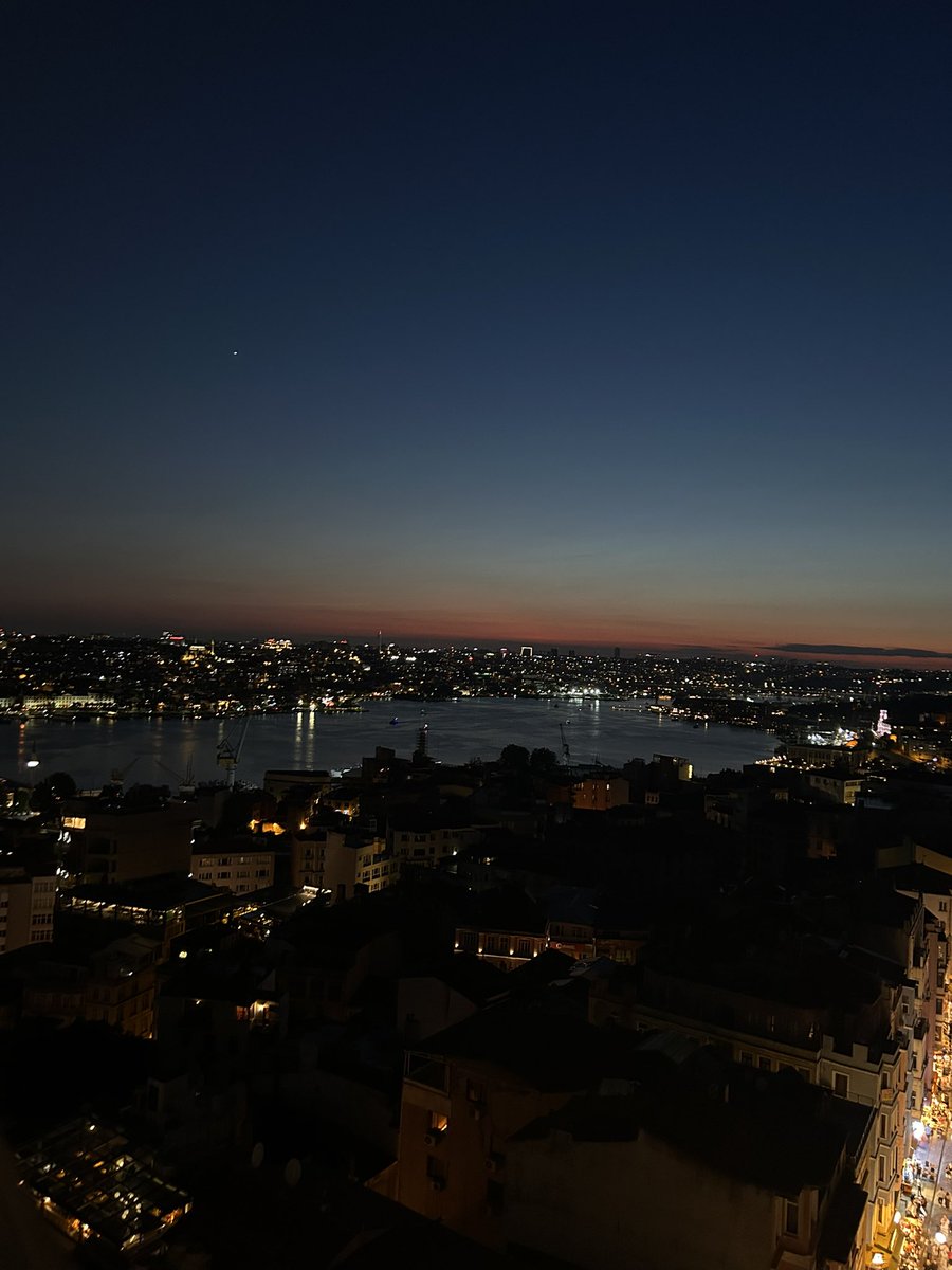 kimimm_ben's tweet photo. Ne demiş şair 

“ Galata Kulesi’nden at kendini,
Bu hayatta bir kere de sen öl aşk için.” https://t.co/xNucpYskRq