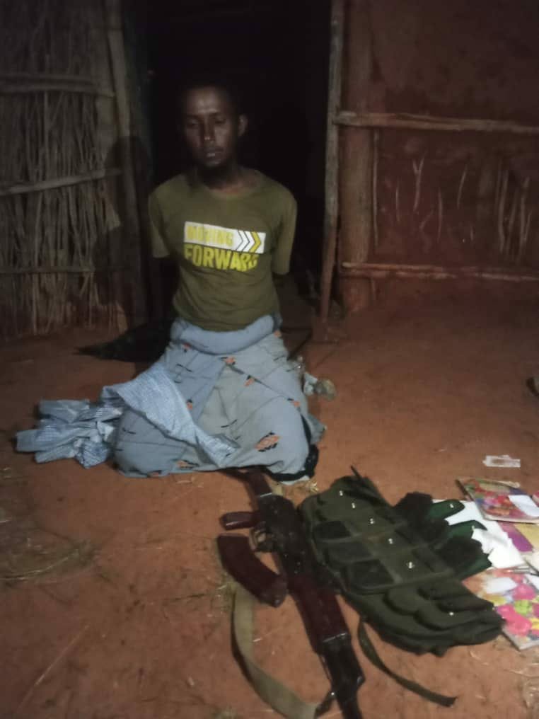 CTNSIS's tweet photo. Al-Shabāab al-Mujāhideen Terror group commander captured by Somali Special Military Unit in Baghdad town (42kms outside Hosingow. Sub Sector Central) in Somalia (towards Kenyan border).

3 terrorist were killed during the CT Ops. https://t.co/Ri1AhUj1yD
