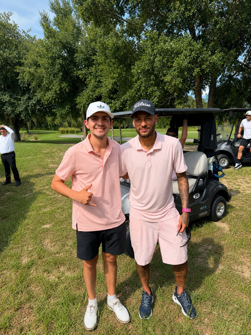liberta___depre's tweet photo. Eliminado da Copa, Neymar posa com fãs em campo de golfe nos EUA.

Nesta última terça-feira (7), o jogador esteve no Golf Club, resort mais conhecido da região de Orlando, que fica em Kissimmee, na Flórida, nos Estados Unidos.

Via: @jornalextra 

📷Divulgação https://t.co/QTmXC7z39j