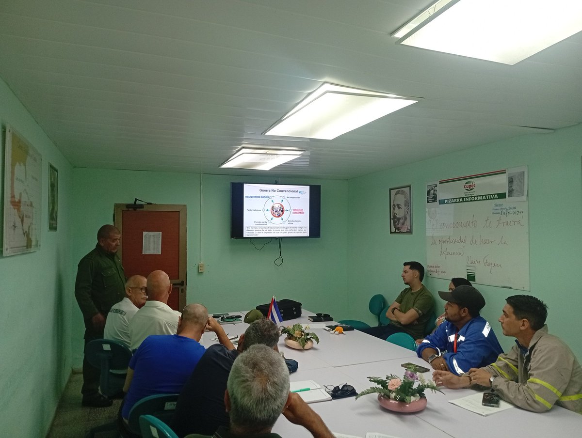 DtccUeb's tweet photo. 🇨🇺Hoy nuestra división recibió una valiosa preparación impartida por el coronel Tumaine Fajardo Bolaños, enfocada en la preparación para la defensa.
👉La jornada estuvo dirigida a cuadros y reservas.
#cupet
#PetrolerosPorCuba
#ENCC https://t.co/T4pEtFg8u9