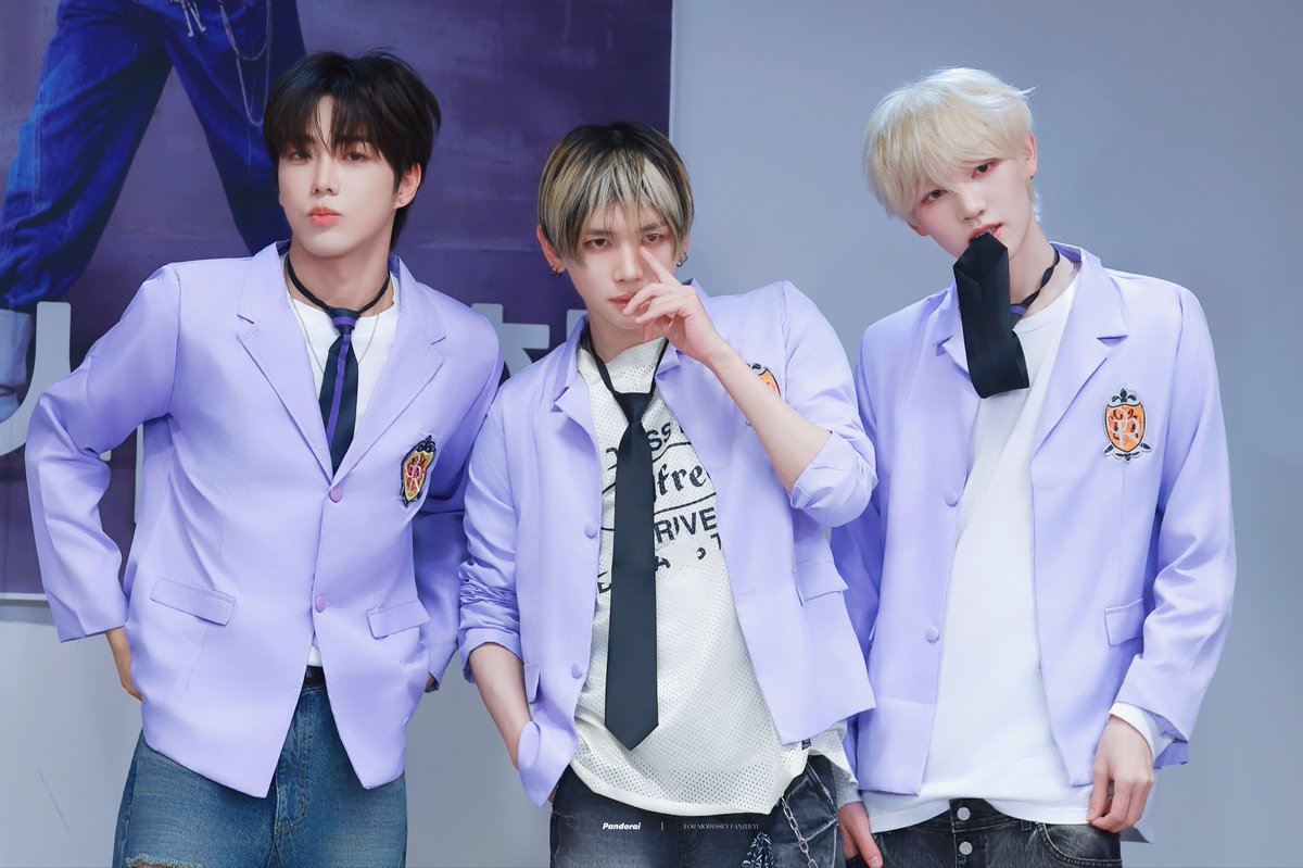 Pandorai_0122's tweet photo. 260708 애플뮤직 팬싸

모디세이 중남 오빠들 야호~

#모디세이 #MODYSSEY
#판저이 #FANZHEYI #范哲逸
#로완 #ROWAN #린린 #LYNNLYNN https://t.co/05KIwV4FZE
