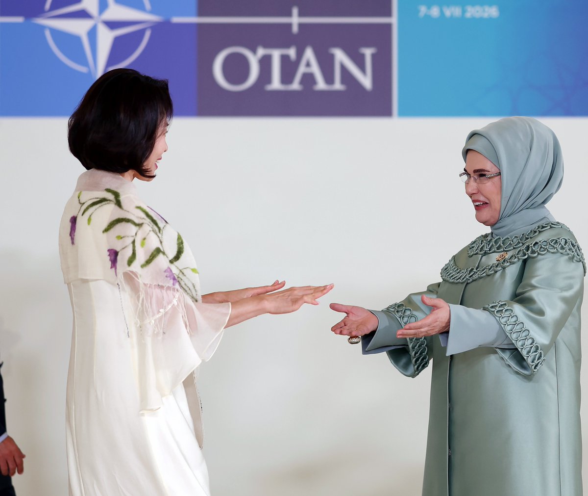 bpthaber's tweet photo. Güney Kore Devlet Başkanı’nın eşi Kim Hea-kyung, NATO Zirvesi’ne Emine Erdoğan’ın daha önceki Türkiye ziyaretinde kendisine hediye ettiği sof kumaşından yapılmış çanta ve şal ile katıldı. https://t.co/REbP4T2KhC