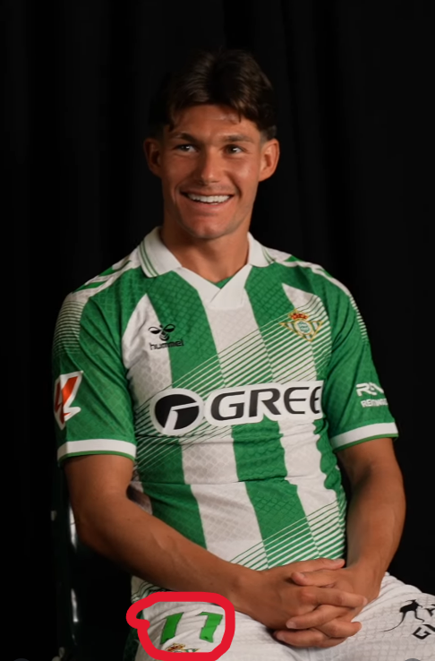 lavozvb's tweet photo. 📹 En el vídeo de la presentación de Fran García se aprecia como en el pantalón lleva el dorsal 11.

🔢 Podría ser un número temporal para esta pretemporada. ¿Qué os parece? https://t.co/5uqZcVYofZ