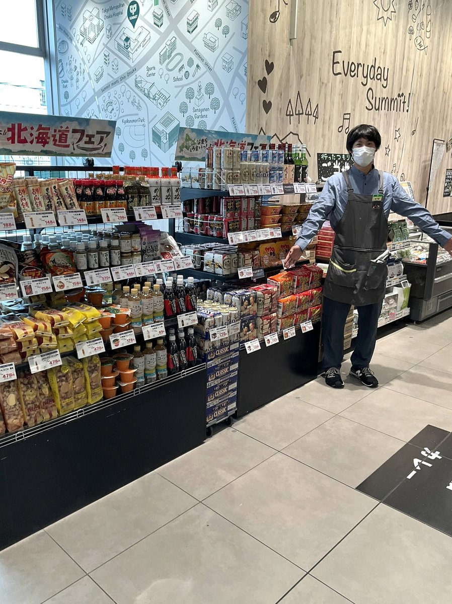 Delz310's tweet photo. 日本のコンビニの
白パンにチョコが混じってるやつ
カレーパン
焼きそばパン
レーズンパン
固めプリン
フルーツヨーグルト
わらび餅
みたらし団子
とか、プチデザートたちを
買い込んで頬張りたい…！！
韓国コンビニで、これ買いたい！これ食べたい！って思えるパン、デザート殆どないんだよね… https://t.co/VrqQnRp3hV