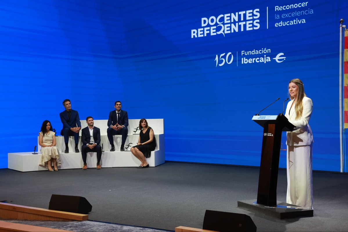 CasaReal's tweet photo. La Infanta Sofía, acompañada por los Reyes y la Princesa de Asturias, ha presidido la entrega de la primera edición de las ayudas “Docentes Referentes” de la Fundación Ibercaja, en su 150.º aniversario, en la que cinco docentes han sido reconocidos por su excelencia en liderazgo educativo, sostenibilidad, inclusión, investigación educativa y educación integral para la salud.

➡️https://t.co/UrBejmQGai
