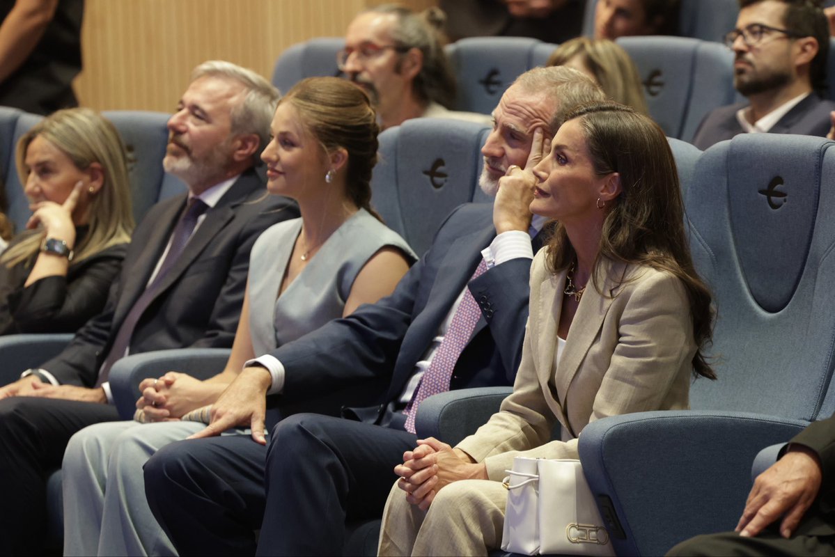 CasaReal's tweet photo. La Infanta Sofía, acompañada por los Reyes y la Princesa de Asturias, ha presidido la entrega de la primera edición de las ayudas “Docentes Referentes” de la Fundación Ibercaja, en su 150.º aniversario, en la que cinco docentes han sido reconocidos por su excelencia en liderazgo educativo, sostenibilidad, inclusión, investigación educativa y educación integral para la salud.

➡️https://t.co/UrBejmQGai
