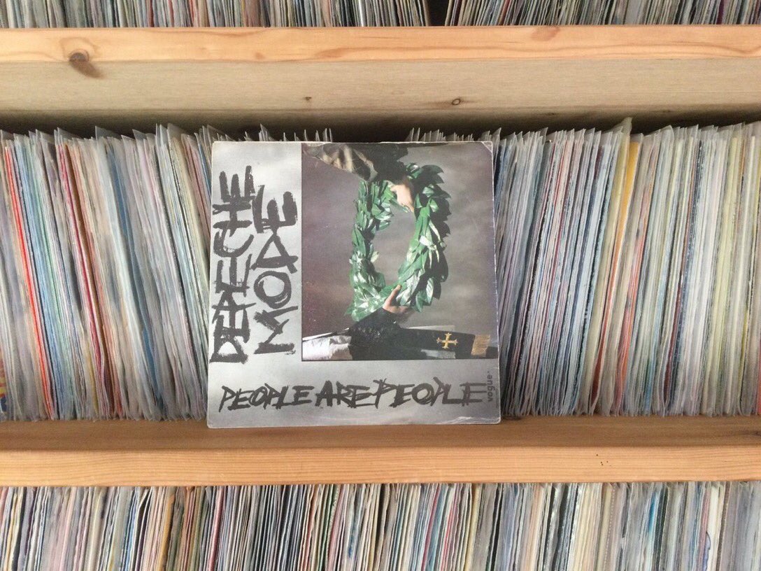 OMWtje's tweet photo. Andy Fletcher (8 juli 1961-26 mei 2022), was toetsenist bij Depeche Mode. Hun ‘People are people’ komt uit 1984. #AndyFletcher #DepecheMode https://t.co/NiJ8KaQJ8c https://t.co/XveOrx0kCM