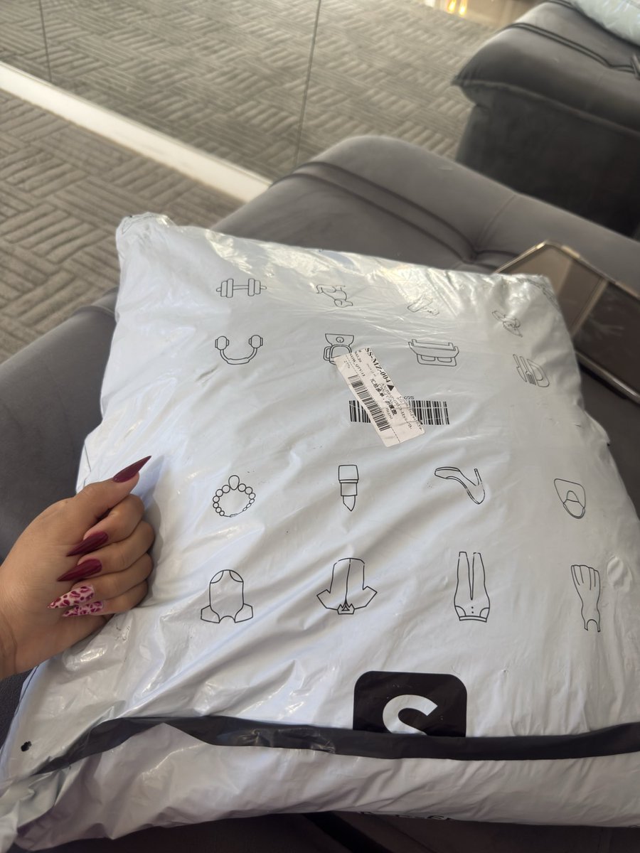 agatthv's tweet photo. acabou de chegar meu sacão da shein, e vocês nada 😘 https://t.co/e8ivhnQP6L