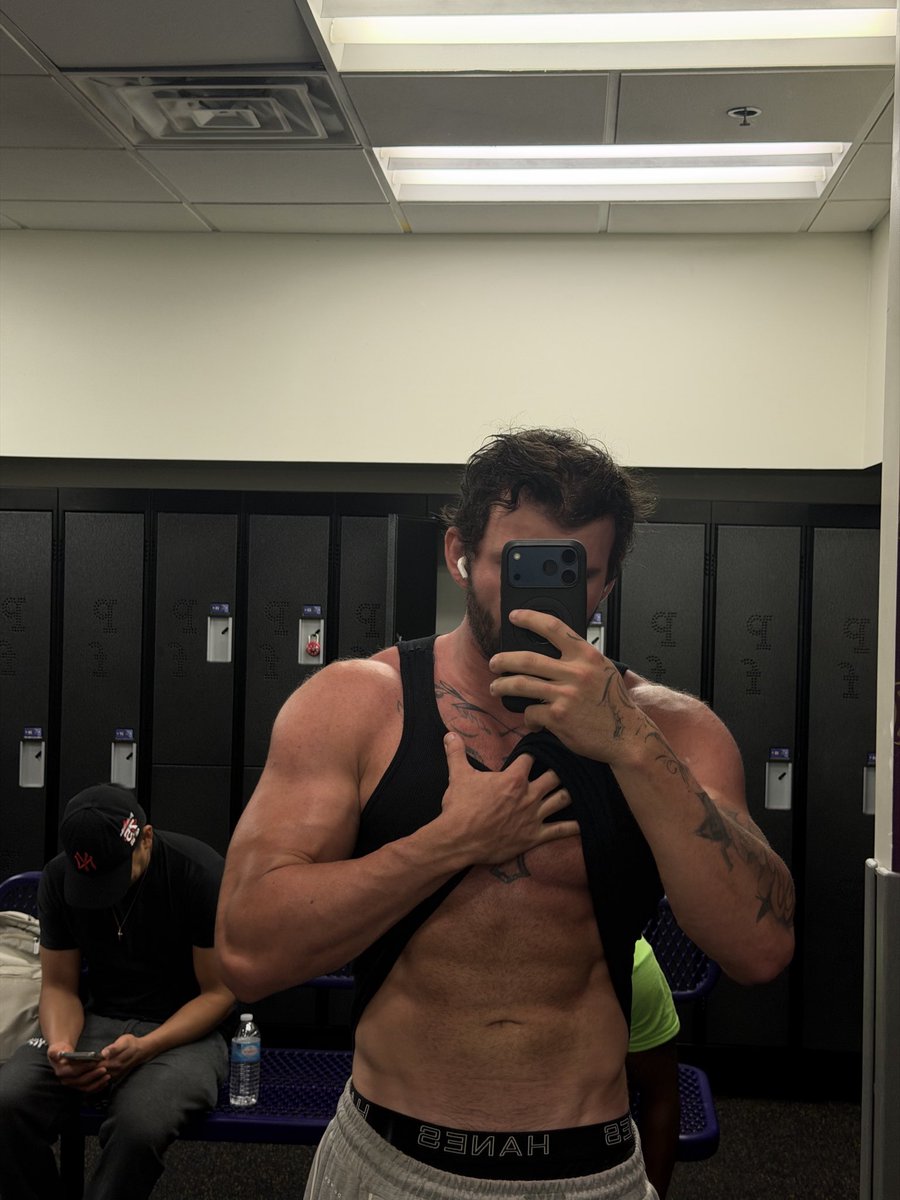 s1kmagic's tweet photo. Sweaty asf I need a shower https://t.co/WnDQXIHhgX