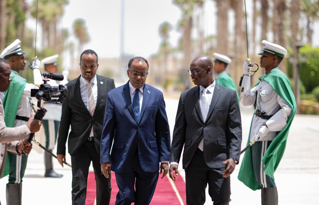 MOFASomalia's tweet photo. State Minister of Foreign Affairs and International Cooperation, H.E.
@AliOmarMP , conveyed President
@HassanSMohamud
written message to The President of Mauritania H.E. Mohamed Ould Cheikh El Ghazouani, reaffirming Somalia-Mauritania ties and cooperation in key sectors. https://t.co/XW6jzNg1uR