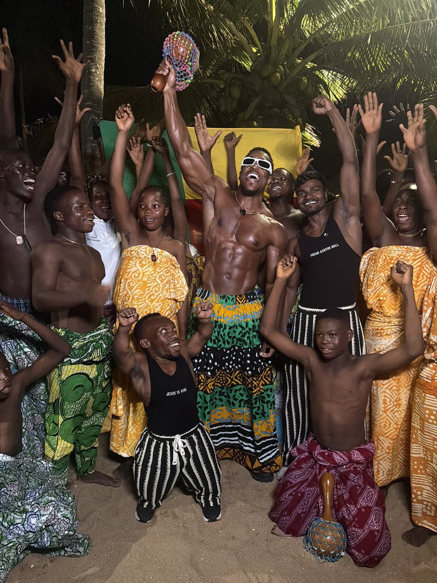 AshtonsmallI's tweet photo. WE’RE LIVE IN BENIN 🇧🇯 ❤️💪 https://t.co/X5C3XIIy8F