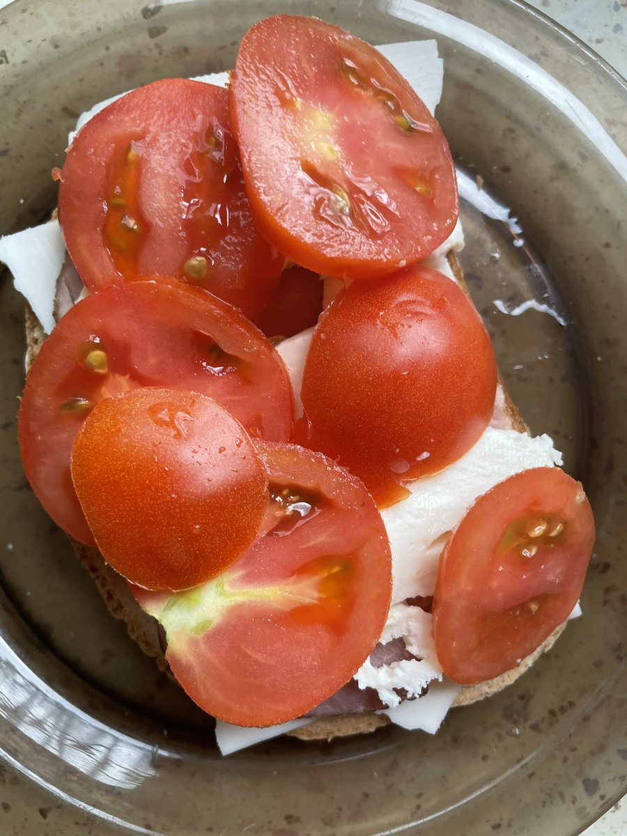 yenvaee's tweet photo. no wiat today cause i binged with fucking noodles but thats my breakfast https://t.co/GgZZrNDdpB