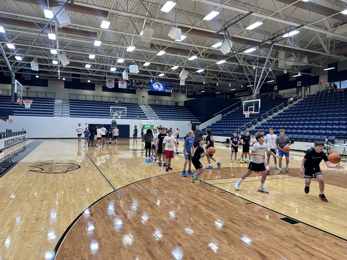 BWHS_Hoops's tweet photo. Great first day of Future Wolverines! We loved having our incoming 7th/8th graders up at West learning our system and what it means to do things #theWESTway. https://t.co/QC9qxEE7nI