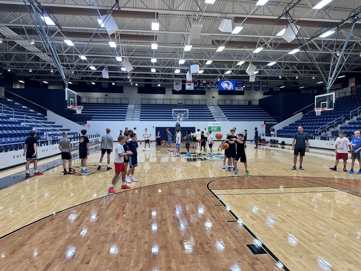 BWHS_Hoops's tweet photo. Great first day of Future Wolverines! We loved having our incoming 7th/8th graders up at West learning our system and what it means to do things #theWESTway. https://t.co/QC9qxEE7nI