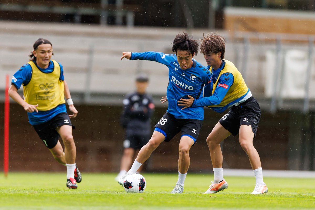GAMBA_OFFICIAL's tweet photo. 🇦🇹オーストリアキャンプ DAY3🌧️

練習開始と同時に雨が降り始め、少し肌寒さを感じる中でのトレーニングとなりました。

午前中のトレーニングを終え、午後はリカバリーに充て、明日に向けてしっかりとコンディションを整えます。

#austriacamp
#ガンバ大阪 #GAMBAOSAKA https://t.co/rBK85HNYDr