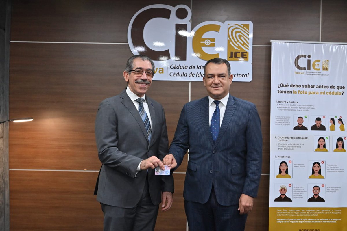 juntacentral's tweet photo. El presidente de la JCE, Román Jáquez Liranzo (@RomnJquez), recibió este miércoles al rector electo de la Universidad Autónoma de Santo Domingo (UASD), Jorge David Asjana, quien acudió a realizar el proceso de renovación de su cédula de identidad y electoral.

Durante la visita, el rector estuvo acompañado por la vicerrectora de Extensión, Dra. Rosalía Sosa; la vicerrectora Docente electa, Dra. Juana Encarnación; el vicerrector de Extensión electo, maestro Gerardo Roa; y el exdecano de la Facultad de Ingeniería y Arquitectura, Ing. Amparo Céspedes, quienes también renovaron el documento de identidad.