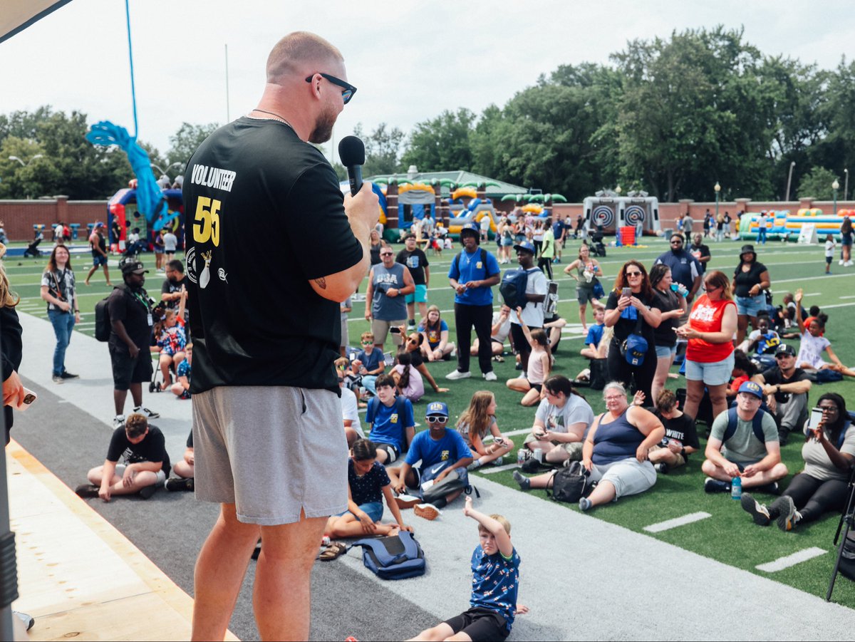 dflo__'s tweet photo. Another successful community event for my guy Braden Fiske last weekend. Hosting his 2nd annual family fun day in his hometown of Michigan City Indiana!! https://t.co/fCSIgRHr0J