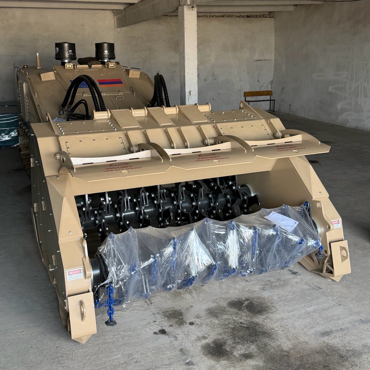 pmwBxl's tweet photo. Wrapping up two intensive days in Armenia 🇦🇲 where the EU 🇪🇺 supports the peace process through wide-ranging support. From dialogues to delivering equipment. Today we handed over a first remote controlled demining machine. https://t.co/bNCQqmEYo8