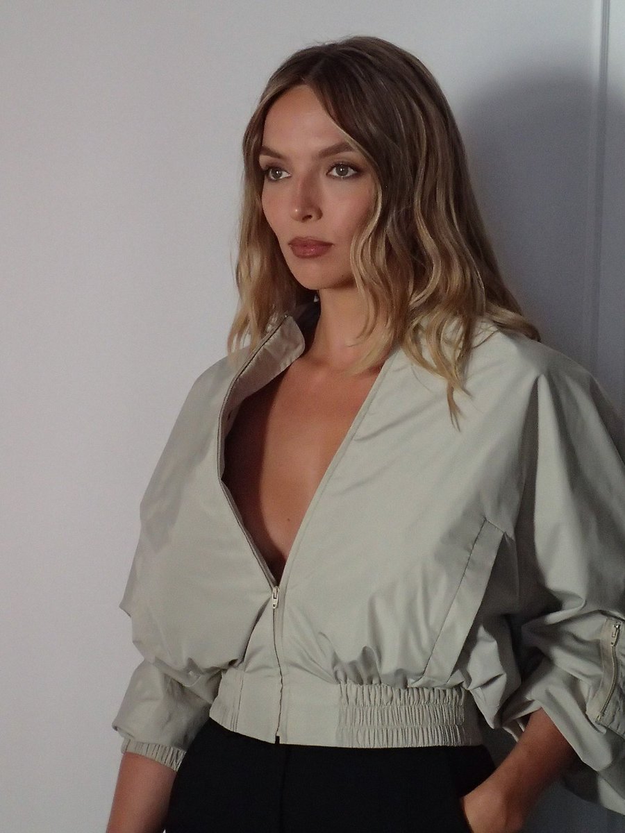 series_golden's tweet photo. Jodie Comer stuns for the Balenciaga show in Paris. 📷 https://t.co/zWua6ndI4i