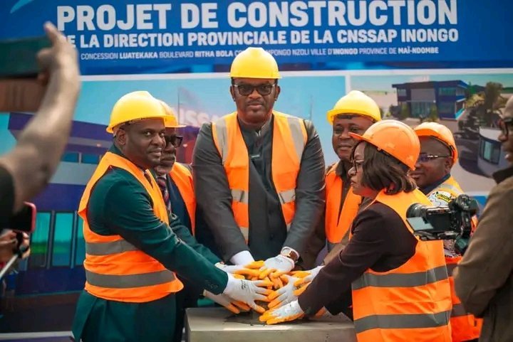 Olivier_MESO's tweet photo. #RDC| À Inongo, le VPM @LihauEbua a officiellement donné le coup d'envoi des travaux de construction de la future agence provinciale de la CNSSAP. Cet événement marque une nouvelle avancée dans le rapprochement de la sécurité sociale des Fonctionnaires et Agents de l'État en RDC. https://t.co/yGR2zWFr46