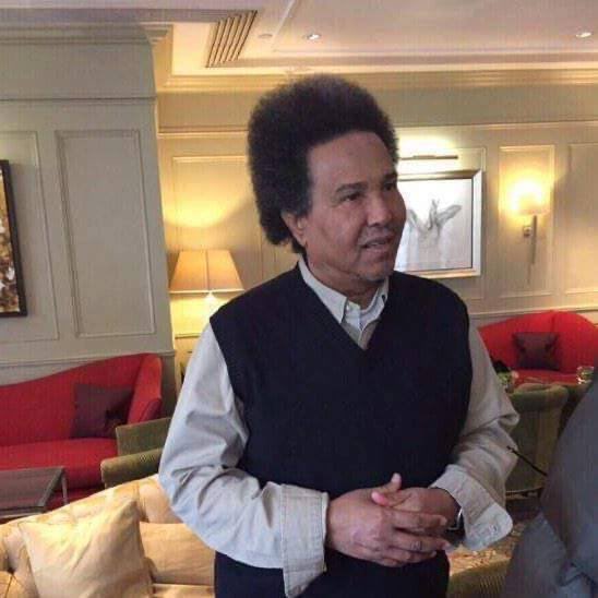 dr_soppy's tweet photo. شعري كيرلي قصيته يعني ستايل جديد جففته وطلع نفس شعر محمد عبده بالضبط وربي ببكي ياشين الفلسفه ليتني رقدت💔 https://t.co/8G9iEAvJVW