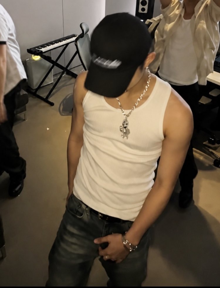 craviteenz's tweet photo. its 2am n i'm still thinking abt this ryul🤤 https://t.co/6fE5mIfoTL