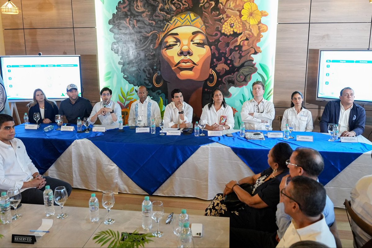 warnaudbisono's tweet photo. Junto al equipo del @BancoMundial socializando con las fuerzas vivas de Moca y Gaspar Hernández los avances del proyecto de mejoramiento de agua potable y saneamiento de la provincia Espaillat. Resolver también es informar y escuchar a la comunidad. https://t.co/7D59o7iaoB