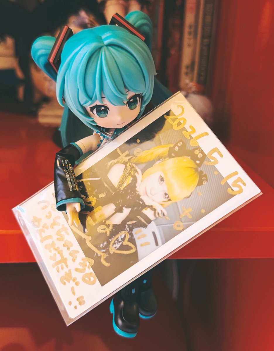 veiledwings's tweet photo. i bought a mikuchan and she's holding pettochan (๑¯ω¯๑)

my favorite character of all time and my favorite idol of all time.. isn't this just the best ? _(　_´ω`)_ 💛🩵 https://t.co/24WvdWDg66