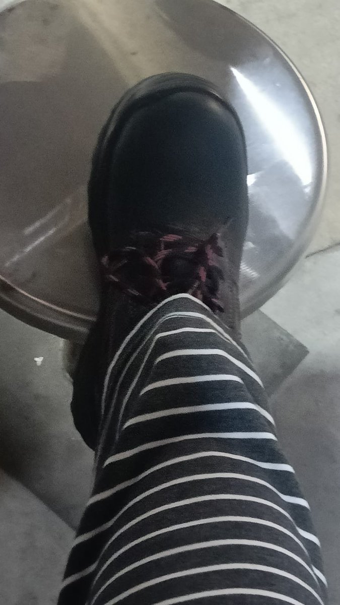 Blumpunk's tweet photo. #En10StreamConCry
No puedo tomar foto a lo q ando haciendo pero me dieron botas pq me lastimé mi pie con una como lámina o solera 🗣️ https://t.co/8CNEkxyHWY