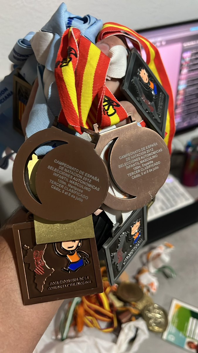 carri99A's tweet photo. Hoy me he encontrado estas medallas antiguas que recuerdo con mucho cariño, era un crío de 13, pero ese crío se gana a él mismo del futuro con 27 🤣😅
Mi segundo Nacional con podio, fue inolvidable, nos reunimos toda la Comunidad Valenciana, mis rivales fueron compañeros. ❤️ https://t.co/NO7w7UyAdi