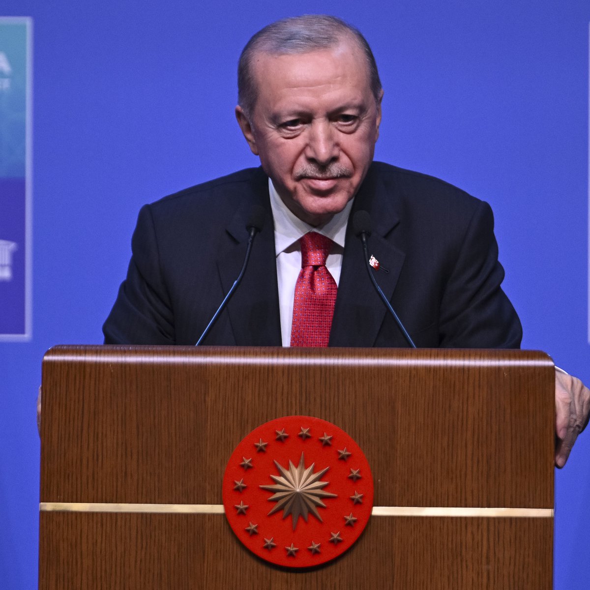 bosunatiklama's tweet photo. Cumhurbaşkanı Erdoğan, NATO Zirvesi'ne katılan liderlere isimlerinin işlendiği revolver tabanca ve bir kutu mermi hediye etti. (The Guardian) https://t.co/l8K5rKBDGj