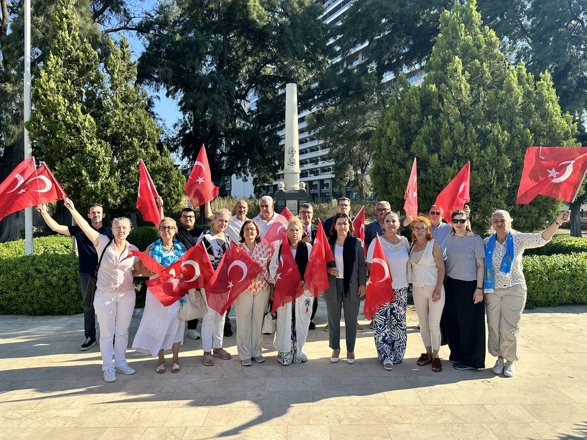iyiparti35_'s tweet photo. Milli Eğitim Bakanı Sn. Yusuf Tekin’in yeni müfredatta “Kurtuluş Savaşı” ifadesinin çıkarılarak yerine “Milli Mücadele” kavramının kullanılacağını açıklamasının ardından İYİ Parti İzmir İl Başkanımız Sn. Ülkü Doğan’ın öncülüğünde, İl yöneticilerimiz ile birlikte, 9 Eylül 1922 tarihinde şehadet mertebesine erişen, Kurtuluş Savaşımızın son şehitlerinin yattığı Halkapınar İstiklal Şehitliği’ni ziyaret ettik.