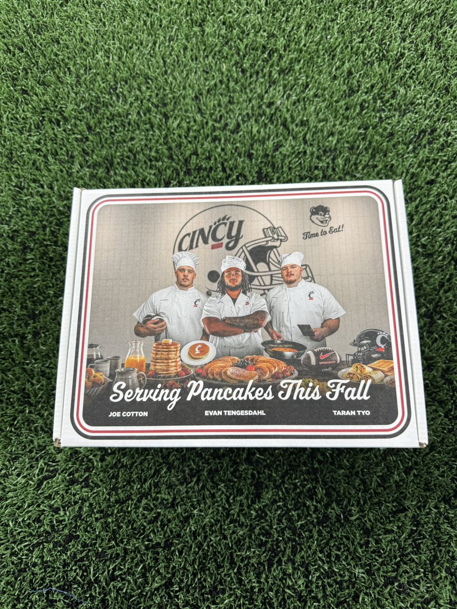 CFBAlerts_'s tweet photo. The Cincinnati House of Pancakes is HEAT. 

The Bearcats showing love to their O-Line. Love this. 🔥📈 https://t.co/n0CLE29rBj
