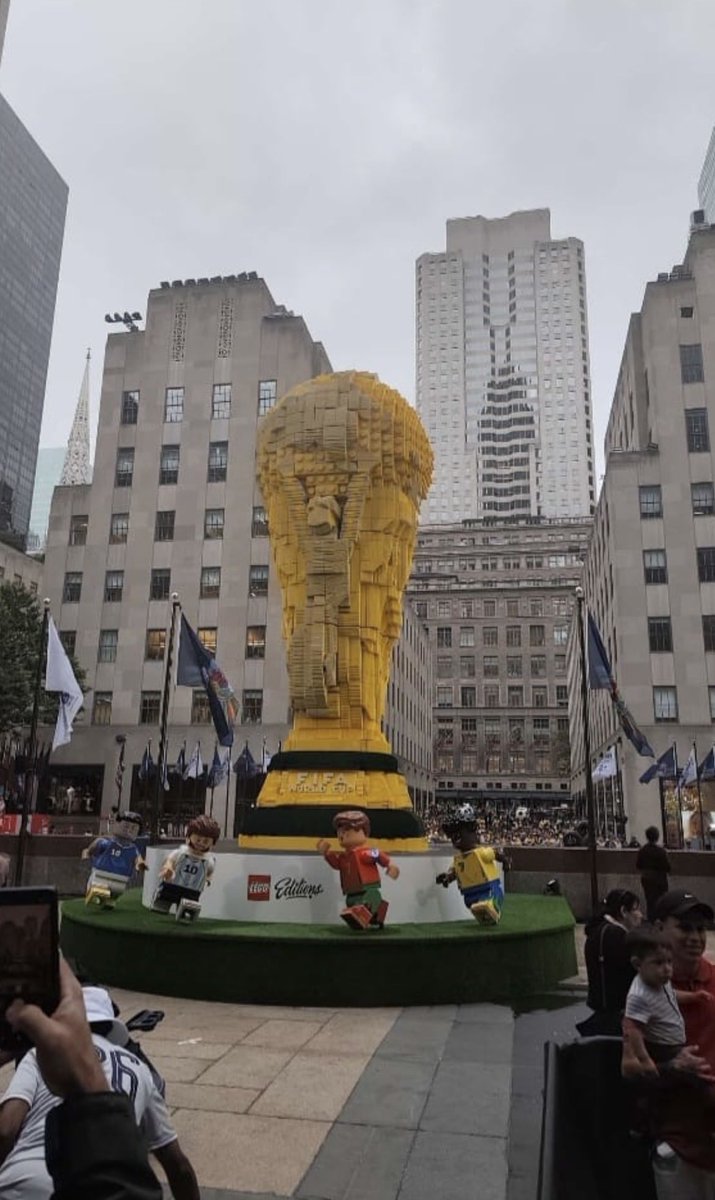 contrastado's tweet photo. Nueva York huele a Mundial.
El fútbol se vive en las calles y ya se espera la final que se jugará aquí el día 19!!! https://t.co/fKChGIh32M