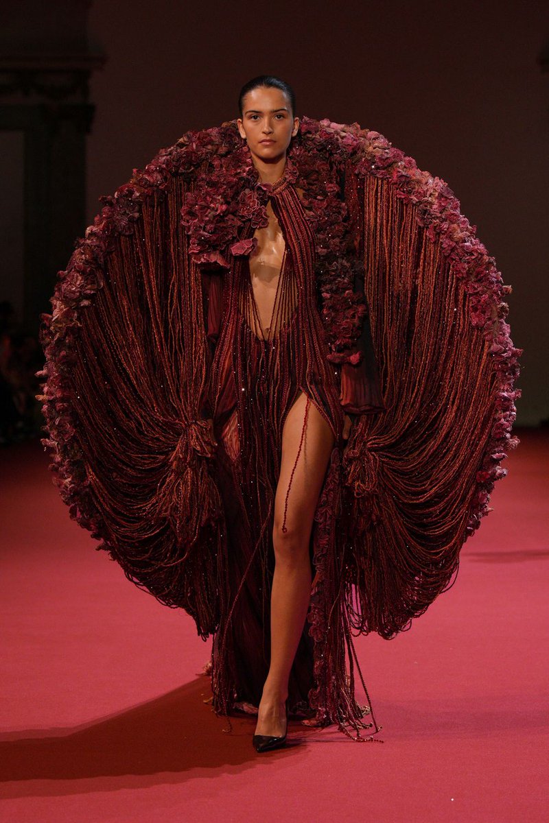 LaModeUnknown's tweet photo. The SCULPTED floral ALTARS of ✨️Manish Malhotra✨️ Fall/Winter 2026 Couture — ALL the best looks in a thread.🪡🧵

PS: feels otherworldly and monumental https://t.co/AwP9aJNKq4