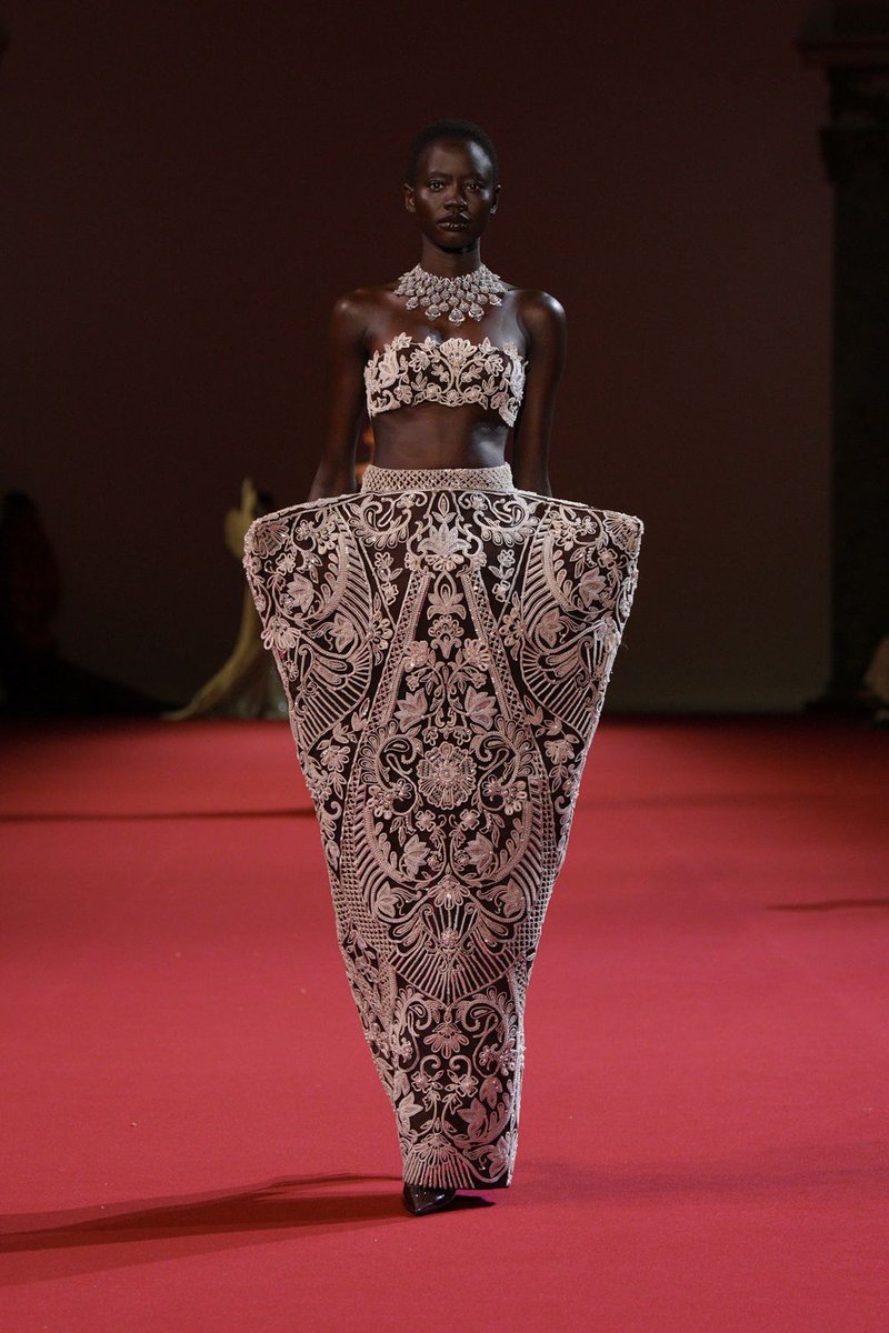 LaModeUnknown's tweet photo. ✨️Manish Malhotra✨️ Fall/Winter 2026 Couture.🪡 https://t.co/iPRuxYK5Co
