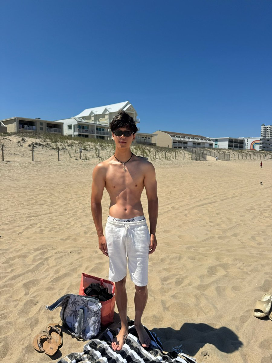 Liu1315435's tweet photo. 好热🥵想脱光了 https://t.co/ZWLcritvvT