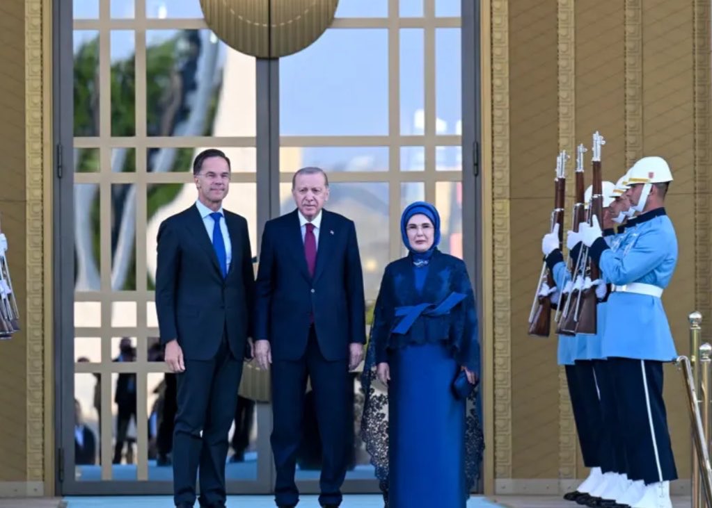 lorisburda's tweet photo. Emine Hanımcım 2019 NATO zirvesinde Elizabeth’in Buckingham Sarayında verdiği resepsiyonda da aynı elbiseyi giymişti. Sadece kemer değişikliği yapmış abiye leydim, safiye soymanın benim. 

Evet biraz da konuşulmayan NATO gerçekleri ✍🏻✍🏻 https://t.co/InEf8aRn2B